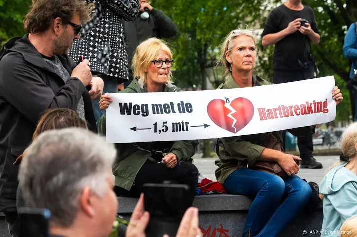 viruswaanzin demonstreert op malieveld in den haag