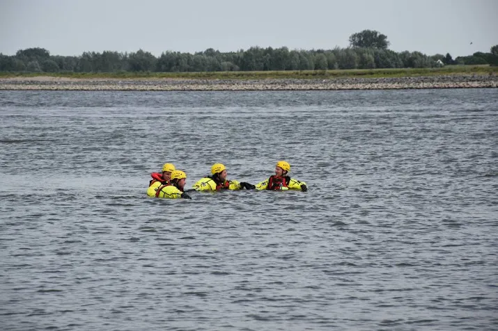 visser vindt romp in waal