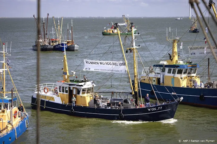 vissers gaan scheepvaartverkeer bij ijmuiden vertragen