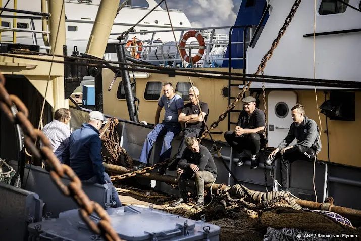 vissers sluiten zich aan bij stikstofprotesten met havenblokkade