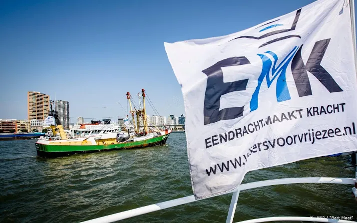vissers steunen boeren bij protest in den haag