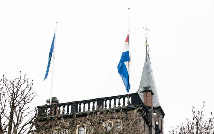 vlaggen halfstok alle aandacht naar kinderen