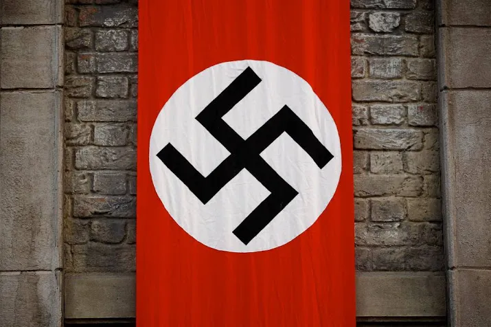 vlaggen met hakenkruisen tegen windenergie