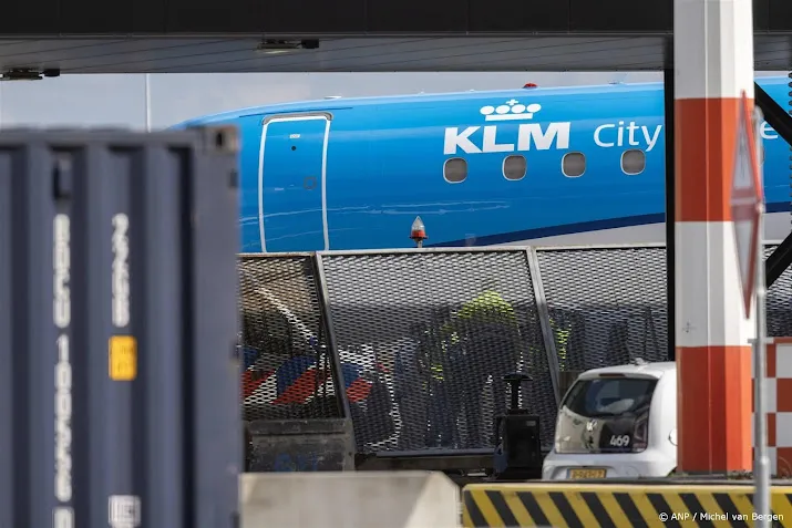 vlaggen schiphol halfstok na verschrikkelijk incident