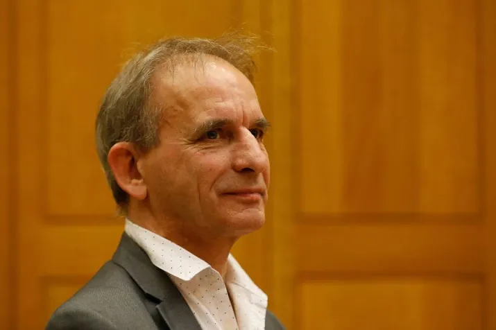 vlemmix sleept paay voor rechter om smaad