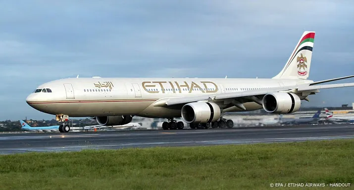 vliegmaatschappij etihad verlengt salarisverlaging om corona