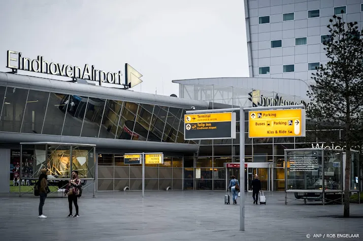 vliegtuig bij eindhoven breekt opstijgen af na botsing met vogel