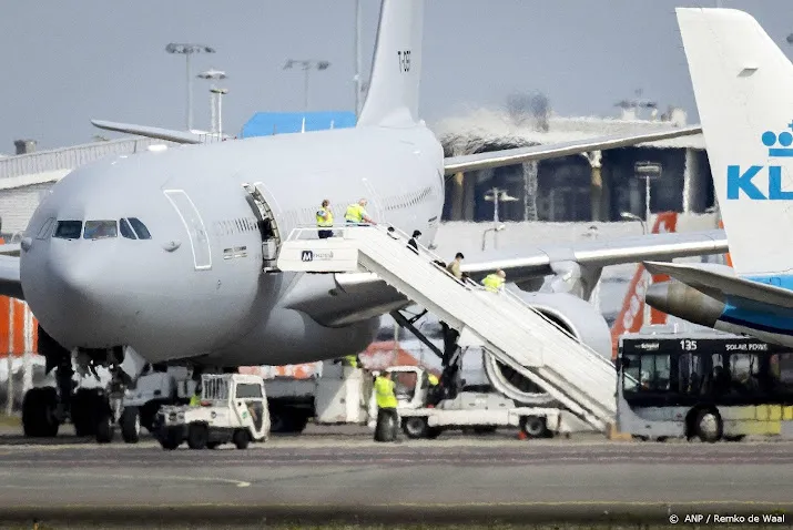 vliegtuig met 172 mensen uit afghanistan aangekomen op schiphol