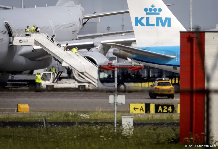 vliegtuig met 184 evacues uit afghanistan aangekomen op schiphol