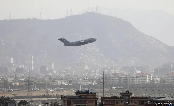 vliegtuig met dertien nederlanders vertrokken vanuit kabul