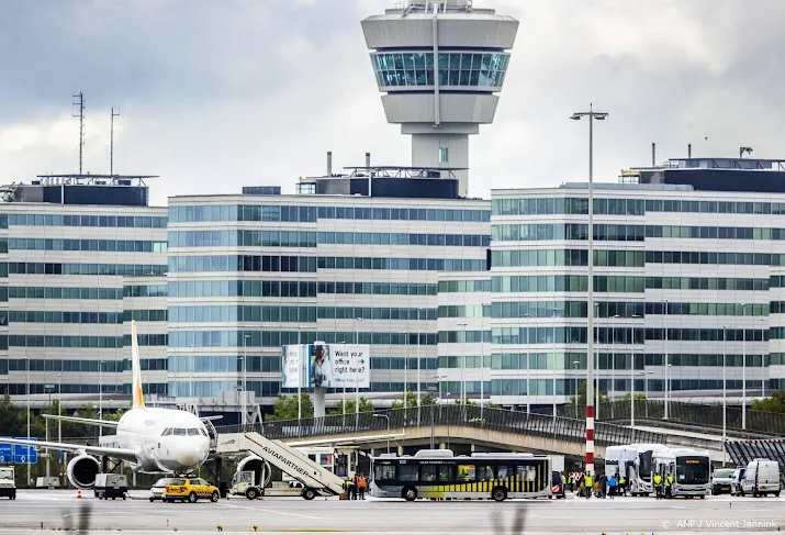 vliegtuig met evacues uit afghanistan landt op schiphol