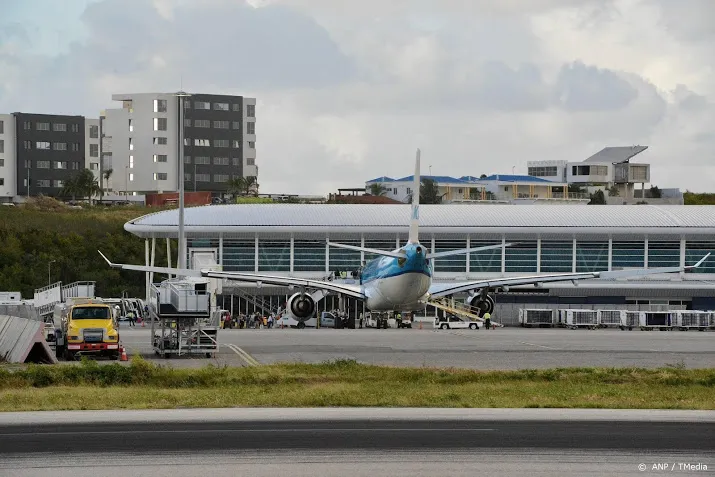 vliegtuig met ic plekken geland op sint maarten