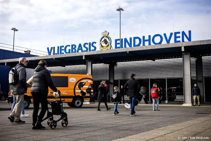 vliegtuig met usar reddingsteam geland in eindhoven