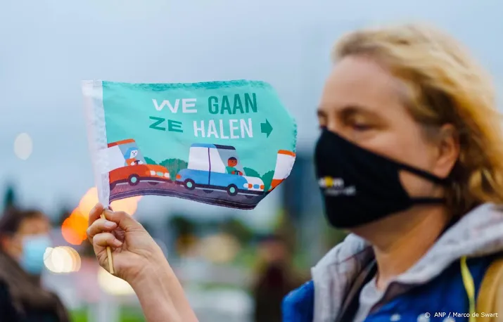 vliegtuig voor vluchtelingen mag niet landen op lesbos
