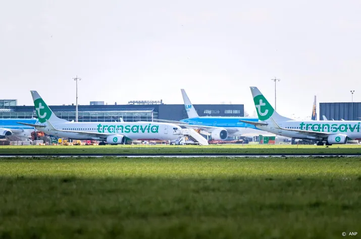 vliegtuigen geparkeerd op aalsmeerbaan van schiphol