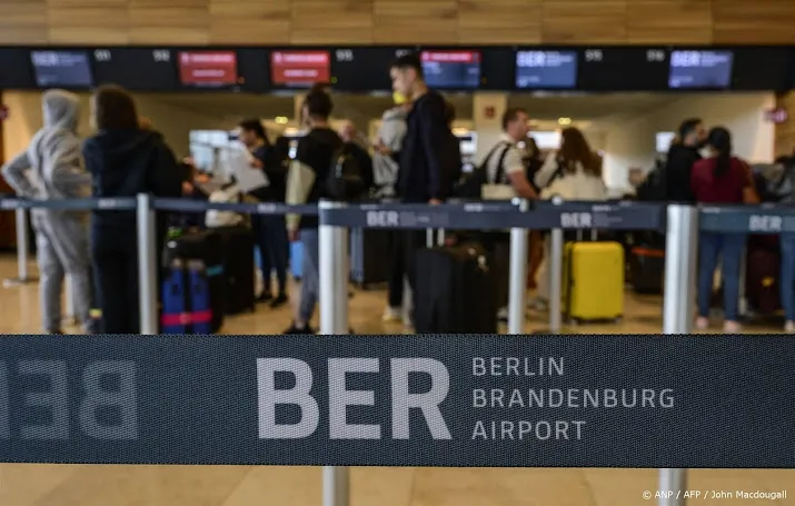 vliegveld berlijn verwacht veel drukte door voetbalfans ek finale