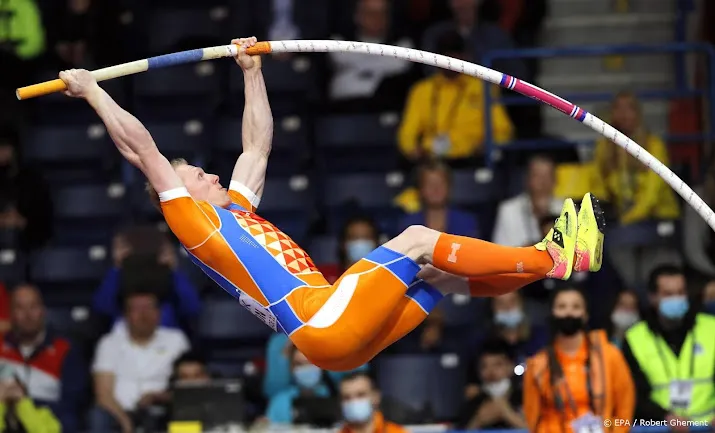 vloon met nieuwe stokken en gekneusde hak naar finale polshoog