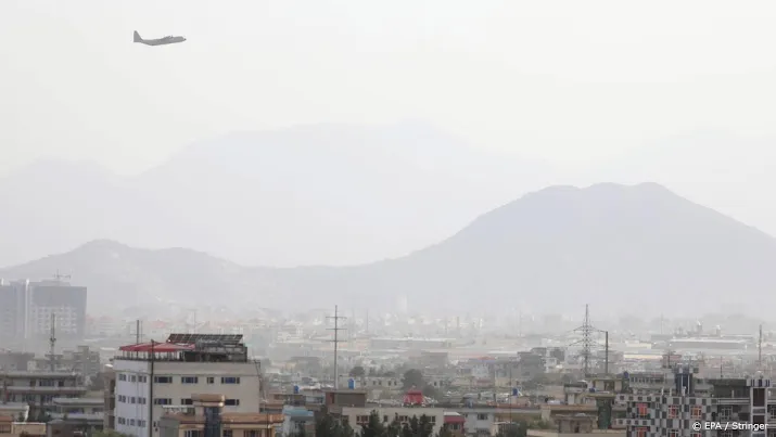 vlucht met 43 nederlanders uit afghanistan naar qatar