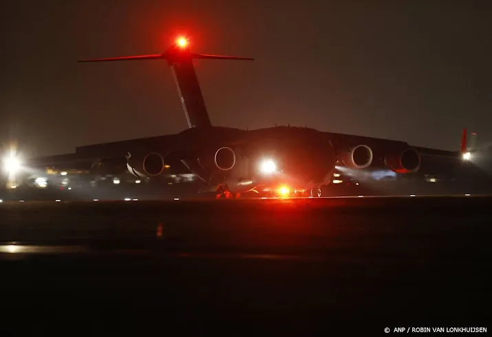 vlucht uit kabul met 35 nederlandse evacues geland op schiphol