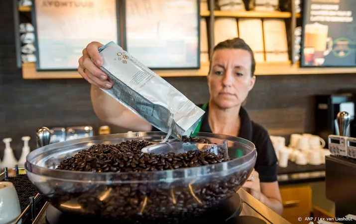 vluchtelingen schenken koffie op stations