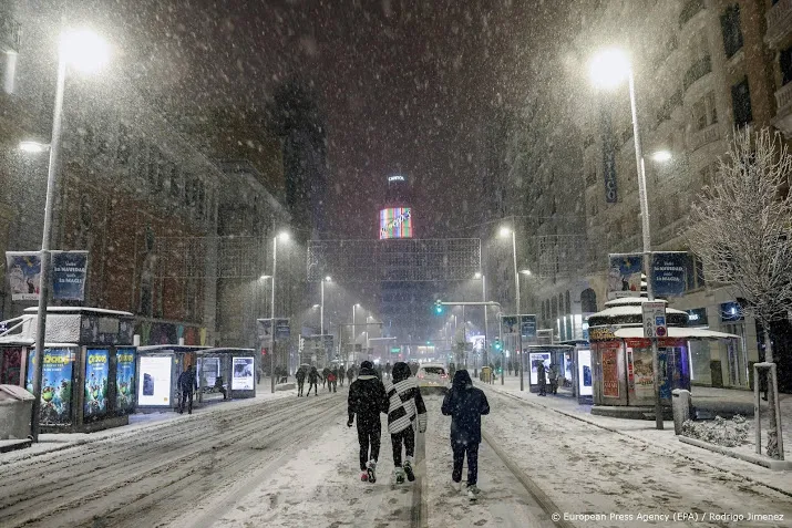 vluchten naar madrid geannuleerd om sneeuwval