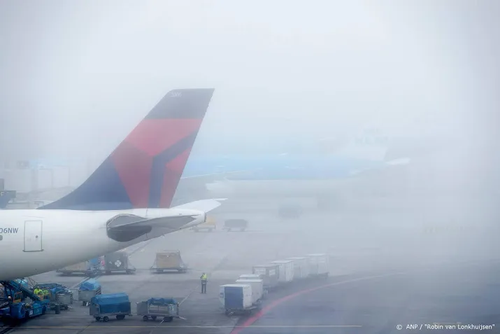 vluchten vertraagd op schiphol door mist