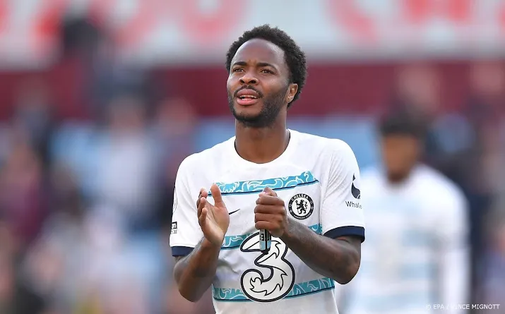voetballer sterling terug naar engeland na inbraak in zijn huis