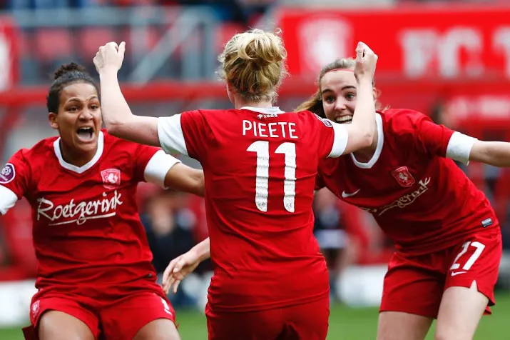 voetbalster pieete stopt ermee