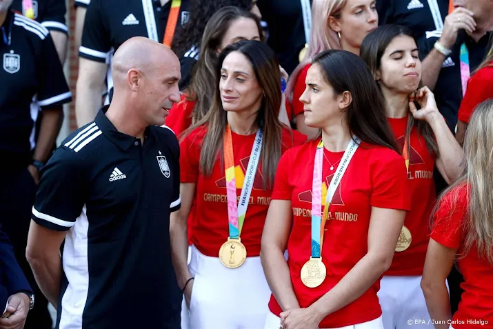 voetbalsters spanje spelen niet tot voorzitter bond is vertrokken