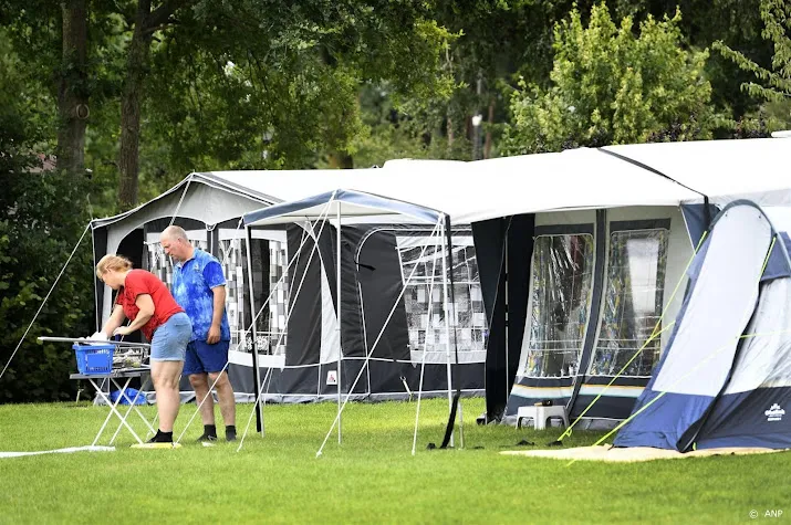 volgepakte campings en vakantieparken tijdens zonnige hemelvaart