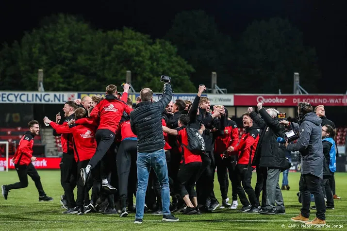 volksfeest van supporters go ahead eagles in deventer na promotie