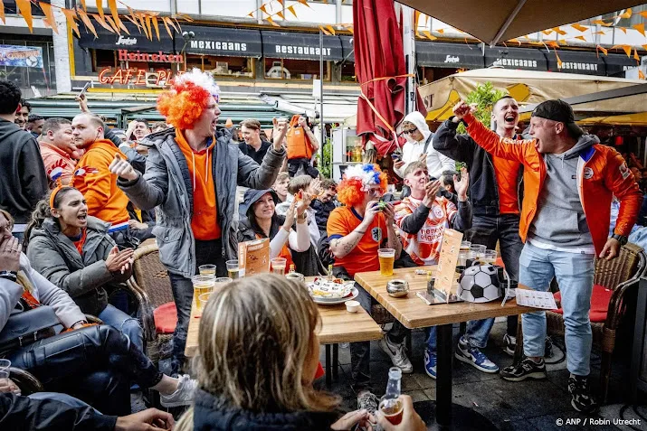 volle kroegen en terrassen voor ek wedstrijd nederland turkije