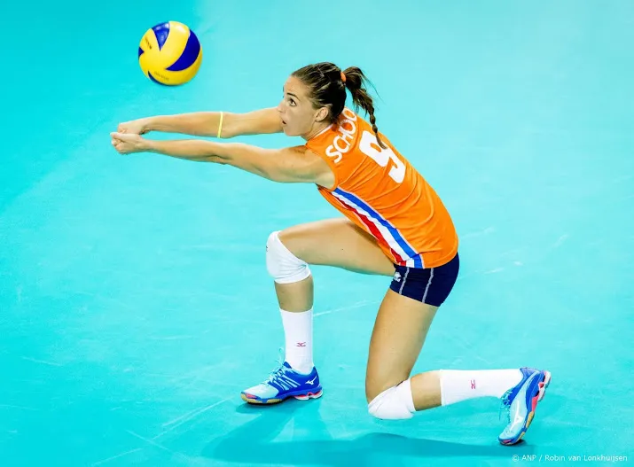volleybalster schoot wacht knieoperatie
