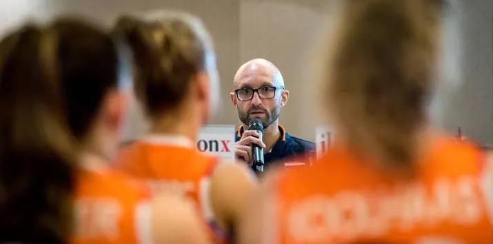 volleybalsters onderuit tegen italie