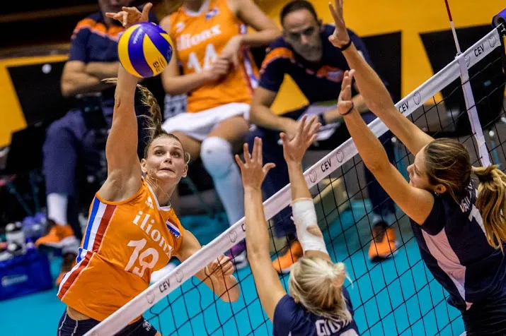 volleybalsters winnen eerste duel in rotterdam