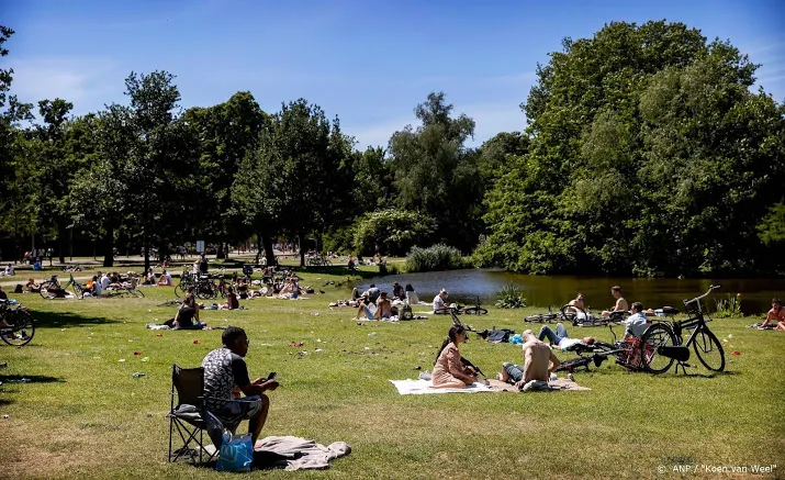 vondelpark deels afgesloten uit vrees voor drukte en overlast