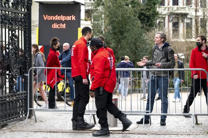 vondelpark weer afgesloten wegens drukte