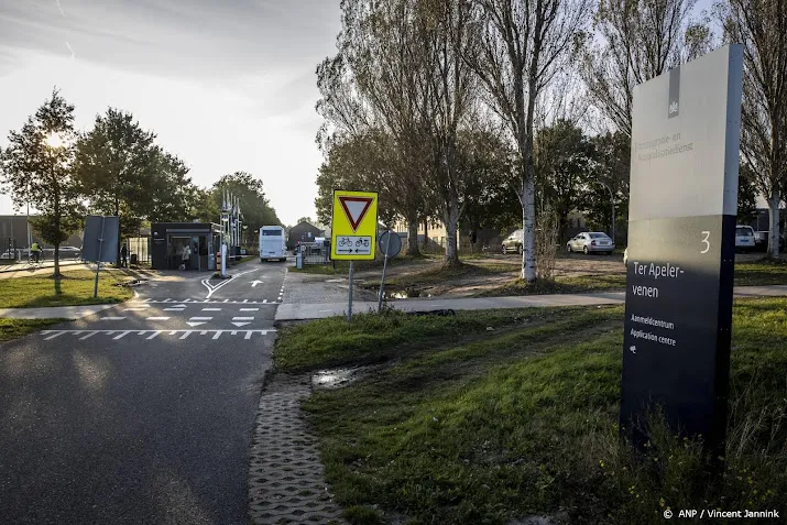 voor vijfde nacht slapen asielzoekers op veldbedden in ter apel