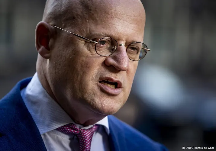voordeur oud minister grapperhaus in amsterdam beklad