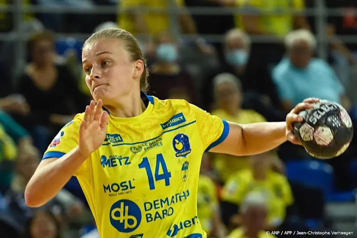 voormalig handbalster debbie bont wordt coach volendam