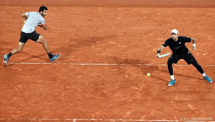 voormalig kampioen rojer in eerste ronde dubbelspel uitgeschakeld