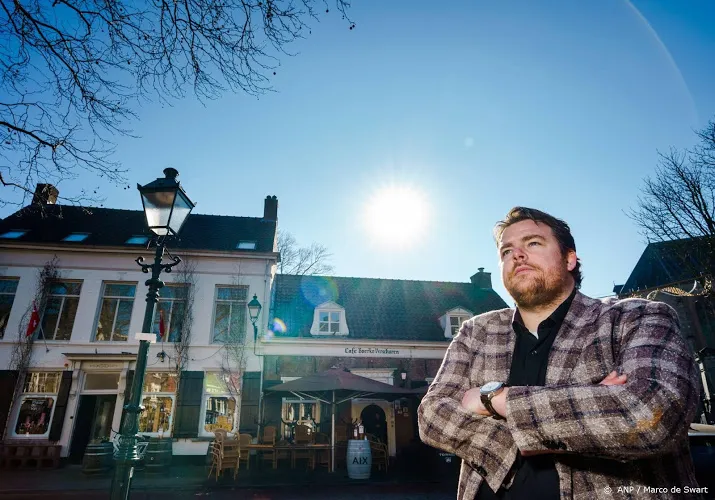 voorman khn afdelingen bedient toch mensen op zijn terras