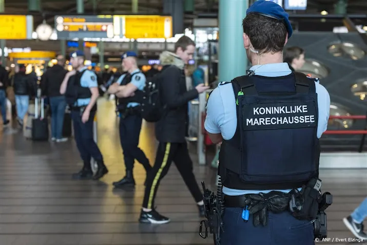 voortvluchtige drugscrimineel gearresteerd op schiphol