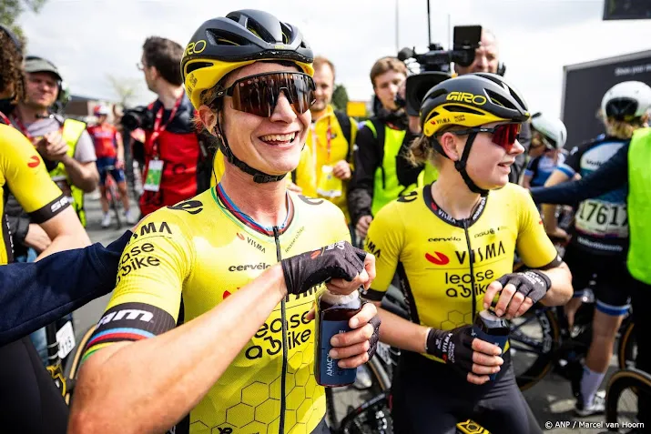 vos wint zevende etappe in vuelta vollering houdt leiding