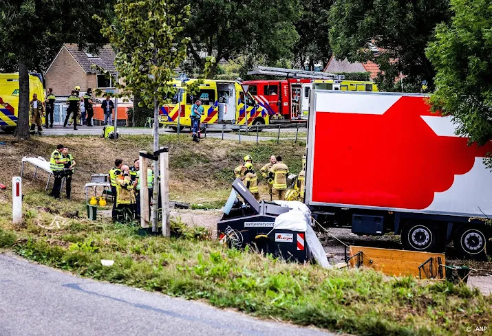 vrachtwagen die inreed op buurtfeest nieuw beijerland geborgen