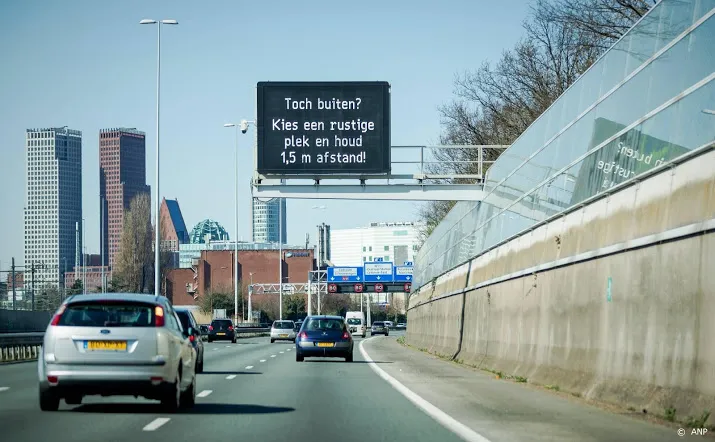 vrachtwagen rijdt tegen botsabsorber a12 naar den haag dicht