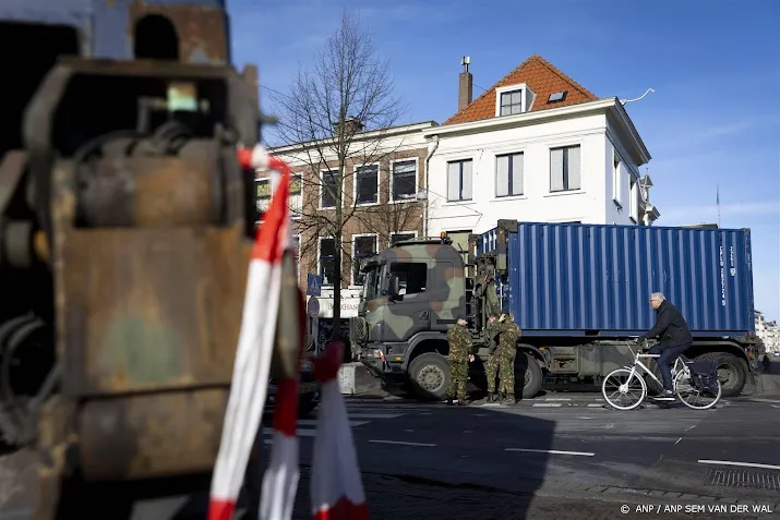 vrachtwagens rijden zuiderpark in na vernieling blokkade met shovel