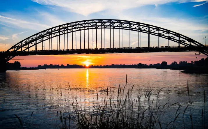 vrachtwagens van waalbrug tijdens renovatie