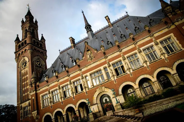 vredespaleis in het blauw voor mensenrechten