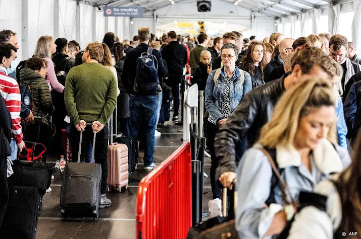 vrees voor langere rijen schiphol in herfstvakantie en corona